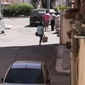 Ruba una borsa da un'auto in sosta, bloccato dai Carabinieri