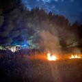 Nuovo incendio nelle campagne di Corato, fiamme minacciano il bosco