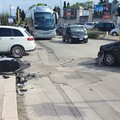 Brutto incidente nei pressi del Campo Sportivo: auto travolge motorino