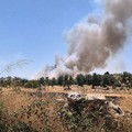 Incendio su via Gravina a Corato: lunga colonna di fumo e traffico bloccato