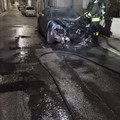 Auto in fiamme in via Morelli: inseguimento in centro e indagini lampo della Polizia di Stato