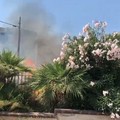 Fuoco lungo i binari, fiamme alte in via Trani