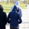 Sfugge al controllo in scooter e deride la Polizia: video virale scatena indignazione