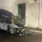 Notte di fuoco: distrutta un'auto e danni alla vetrina di un negozio