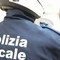 Danneggia l’auto della Polizia Locale: identificato e denunciato un 47enne