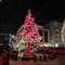 Luci, danza e gospel: l’accensione dell’albero in Piazza Matteotti