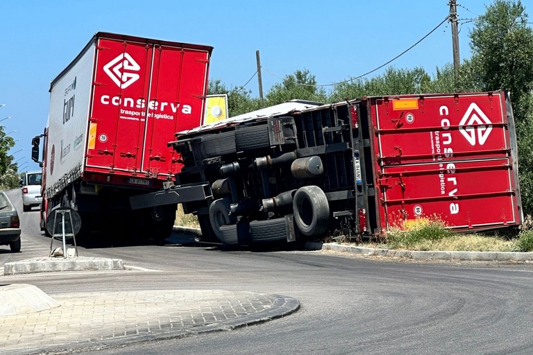 Camion si ribalta