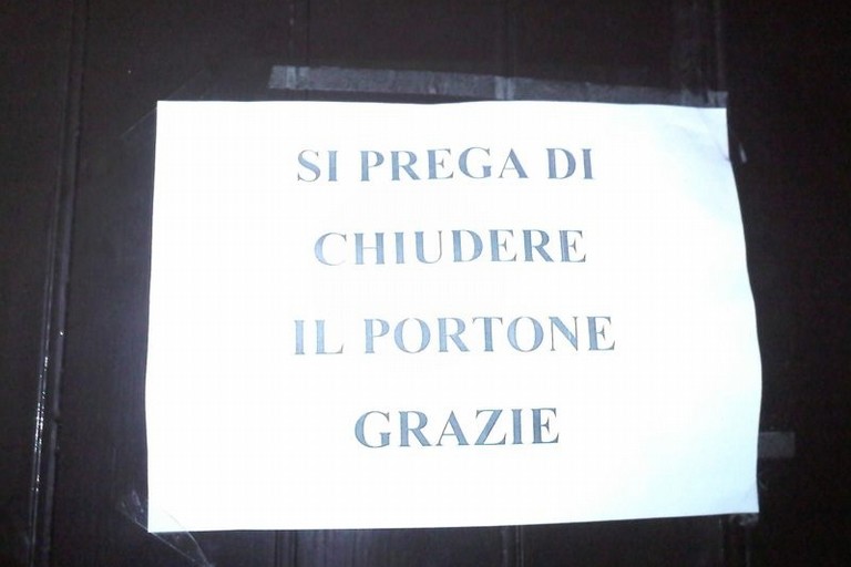 Cartello Porta Cancello 'Si Prega Di Chiudere Il Cancello' – Insegna Da Giardino 15x5 Cm