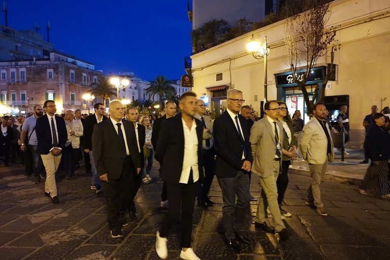 Consiglieri comunali in processione