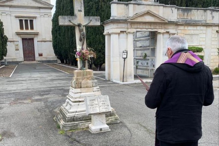 Mons. D'Ascenzo al cimitero di Corato