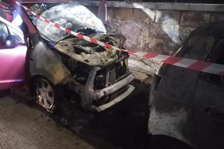 Tornano gli incendi a Corato: bruciano due auto in via Morelli