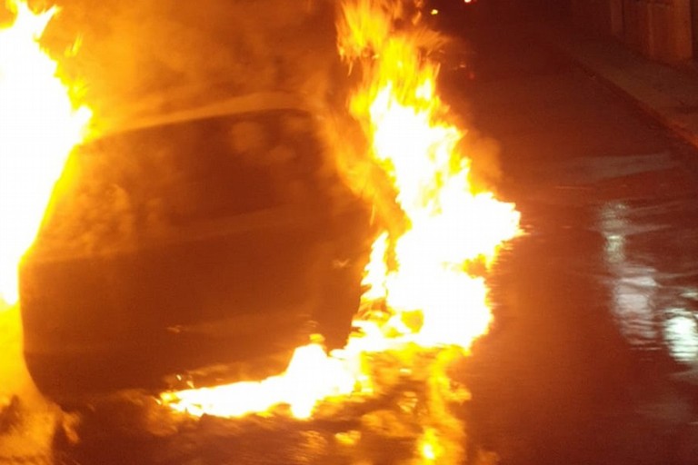 Corato, auto in fiamme