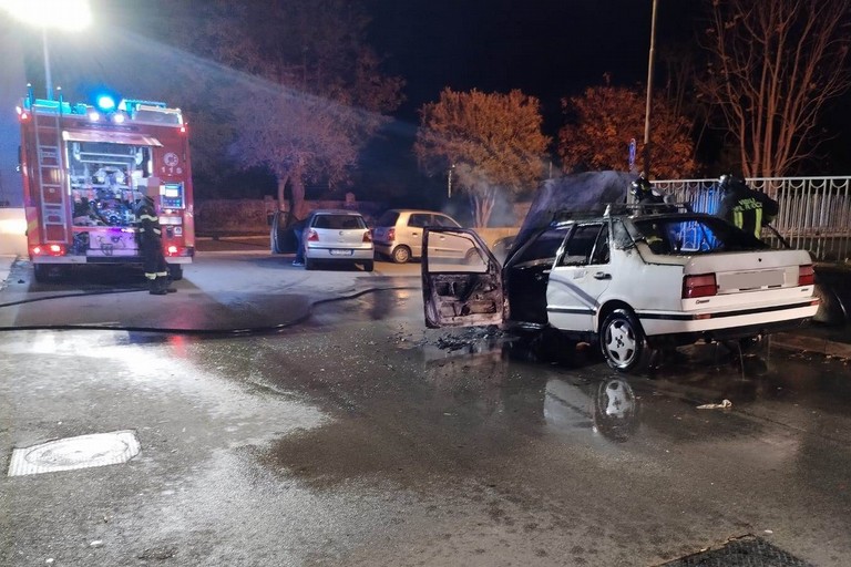 La Fiat Croma incendiata in via Mercalli