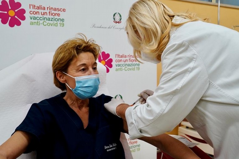 Il vaccino contro il Covid somministrato alla dottoressa Dalfino