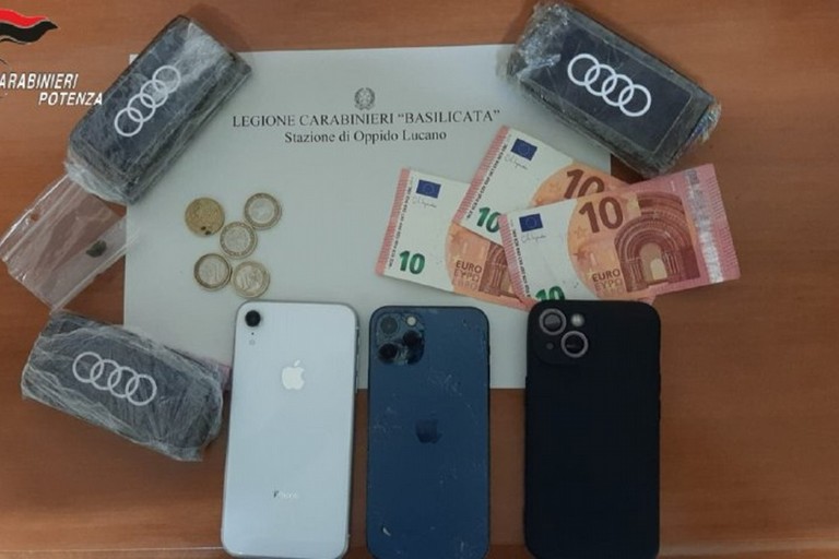 Tentano la fuga con la droga, presi in due. Uno è originario di Corato