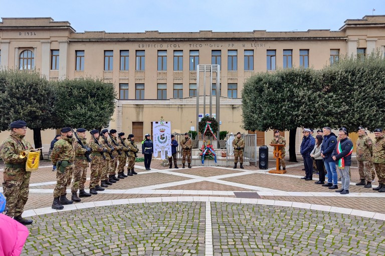 Omaggio della Brigata Pinerolo al Monumento ai Caduti di Spinazzola