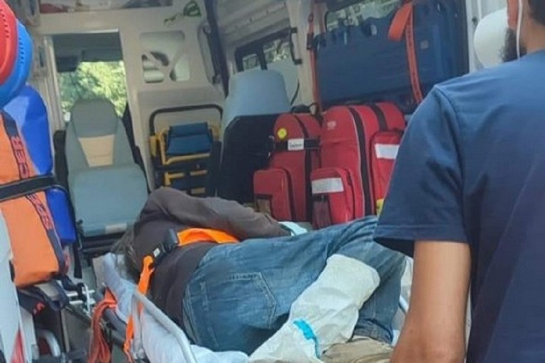Clochard trasportato in ambulanza