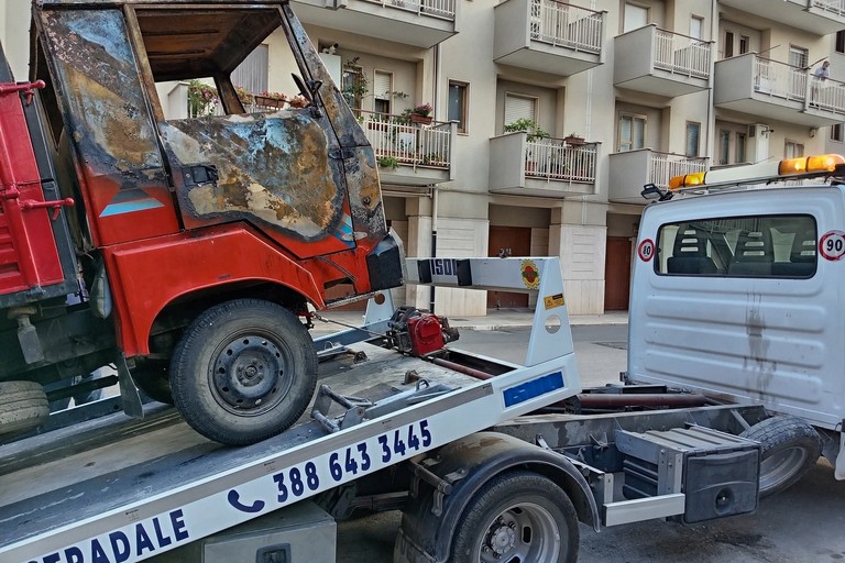 Il carro agricolo incendiato in via Mattei