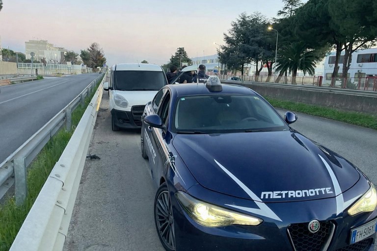 Corsa sospetta sulla 231: fermati due furgoni carichi di pezzi d'auto
