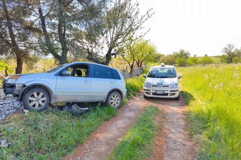 Auto rubata ritrovata sulla Mediana delle Murge
