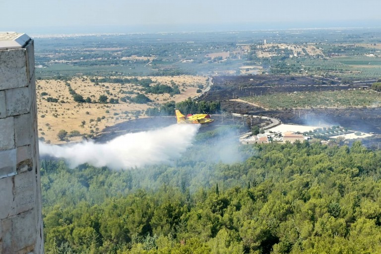 Incendio a Castel del Monte, Canadair in azione
