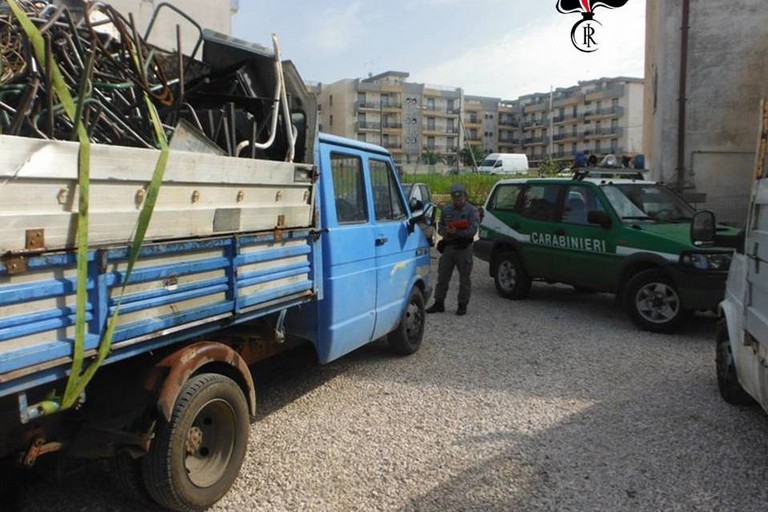 Autocarro sequestrato dai carabinieri forestali