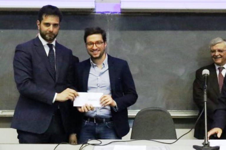 Il vincitore Marco Rosito ritira il premio dalle mani del vicepresidente del consiglio comunale, Enzo Lavolta. <span>Foto Sito istituzionale del Comune di Torino</span>