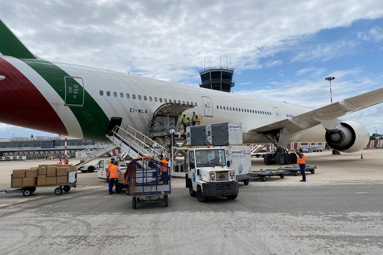 Aereo Alitalia tute protettive