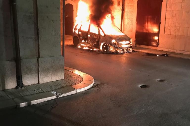 Auto incendiata