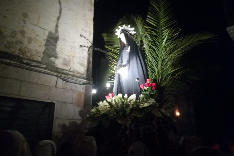 Preghiera e commozione accompagnano la processione dei Misteri