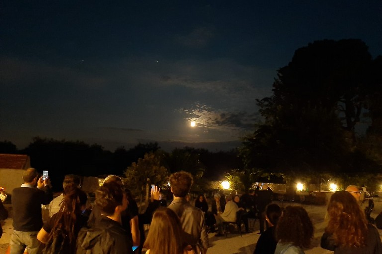 Grande successo per l’evento Timida Luna: tutti col naso all’insù per una coincidenza unica. <span>Foto Luciana Cusanno </span>