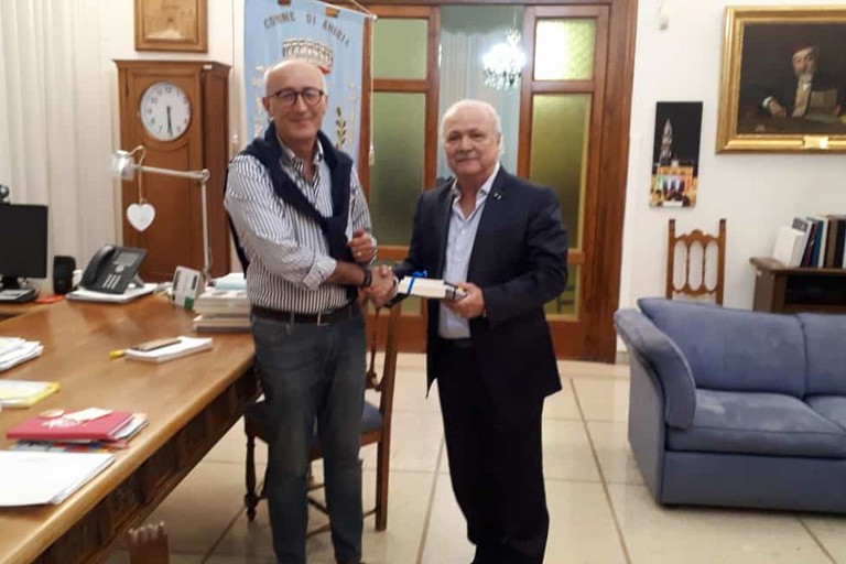 Antonio Montrone consegna i suoi libri al Comune di Andria