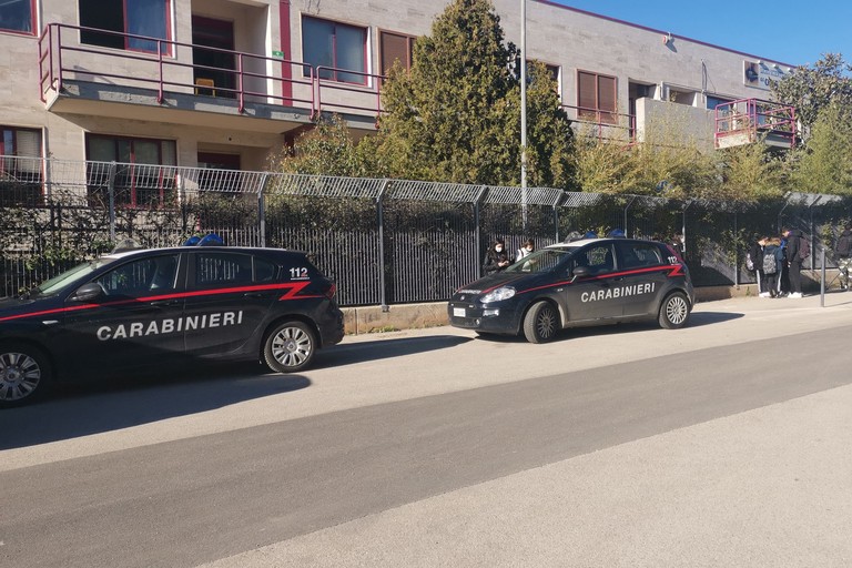 corato tragedia al liceo scientifico studente precipita dalla finestra