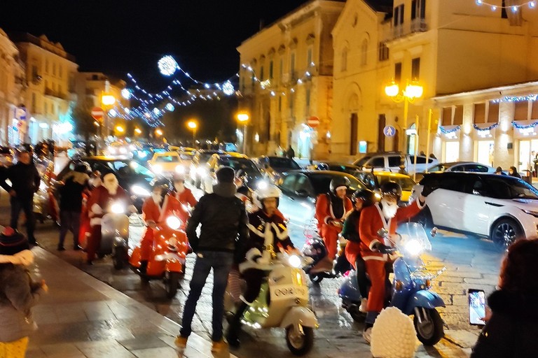 Babbo Natale in Vespa in piazza Cesare Battisti