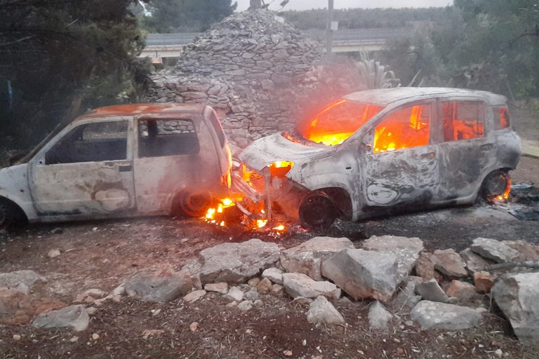 Le due auto ritrovate nelle campagne fra Bisceglie e Corato