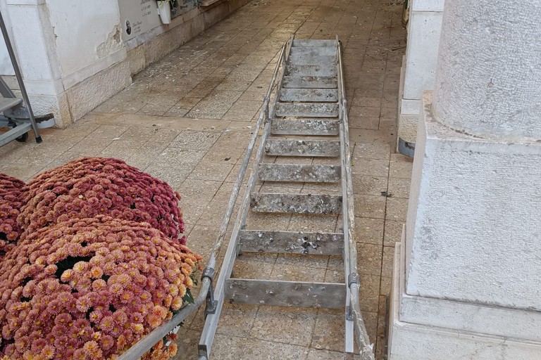 Cimitero sporcizia