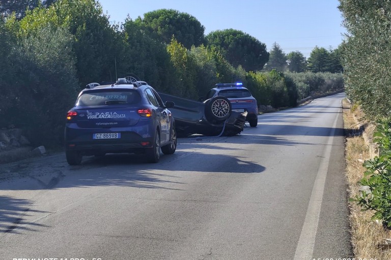 La Porsche Macan ribaltata in via Gravina