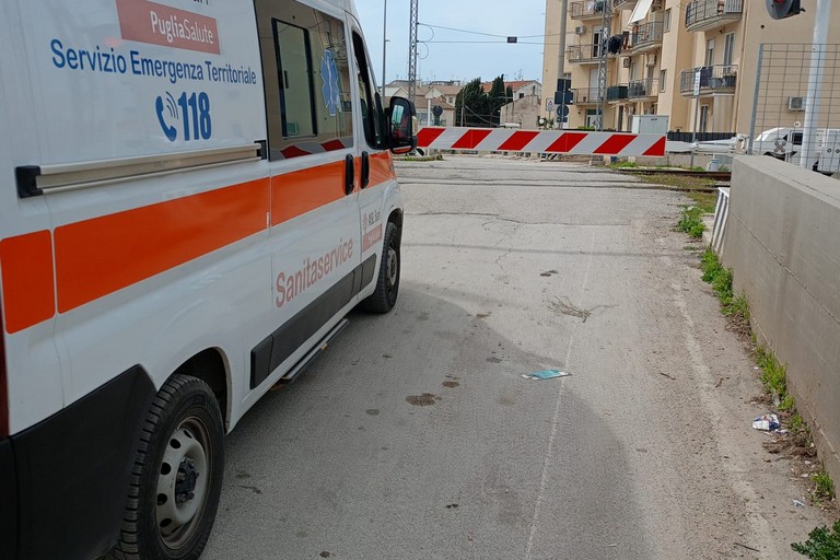 Ambulanza bloccata al passaggio a livello: oltre 15 minuti di ritardo nei soccorsi in via Bagnatoio