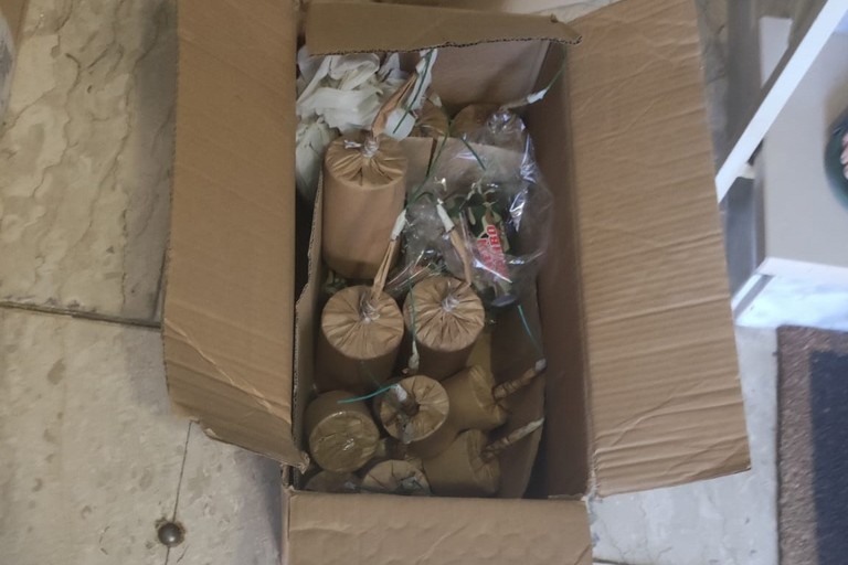 Ritrovamento sospetto nel palazzo: spuntano 6 chilogrammi di esplosivi