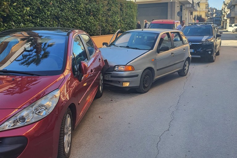 15enne non si ferma all'alt e fugge a bordo di un'auto. Poi lo schianto