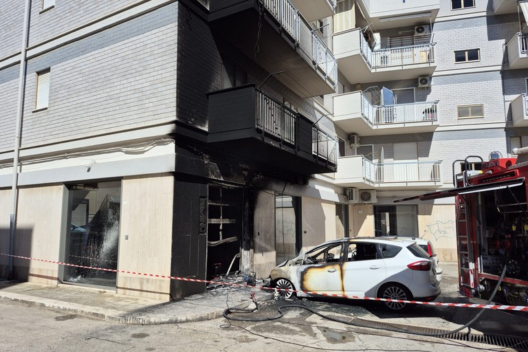 Auto in fiamme in via Sant'Elia, danni anche ad un'attività commerciale