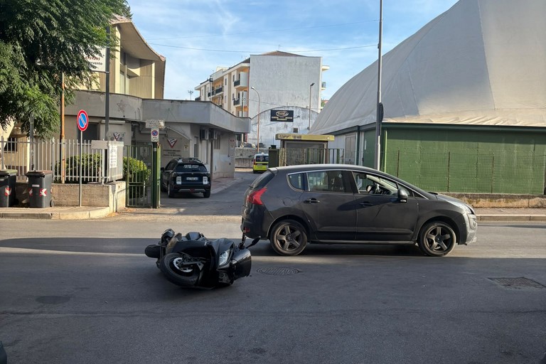 Fuggono dopo l'incidente: denunciato un 22enne, sequestrato un coltello