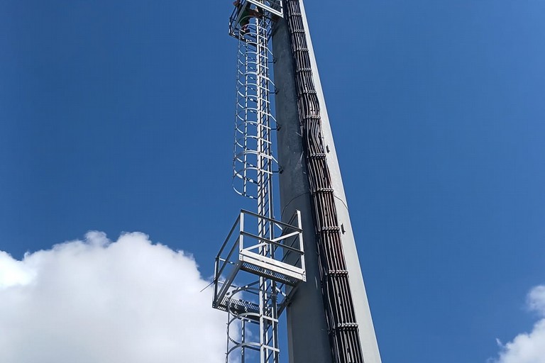 Stadio uomo sul traliccio