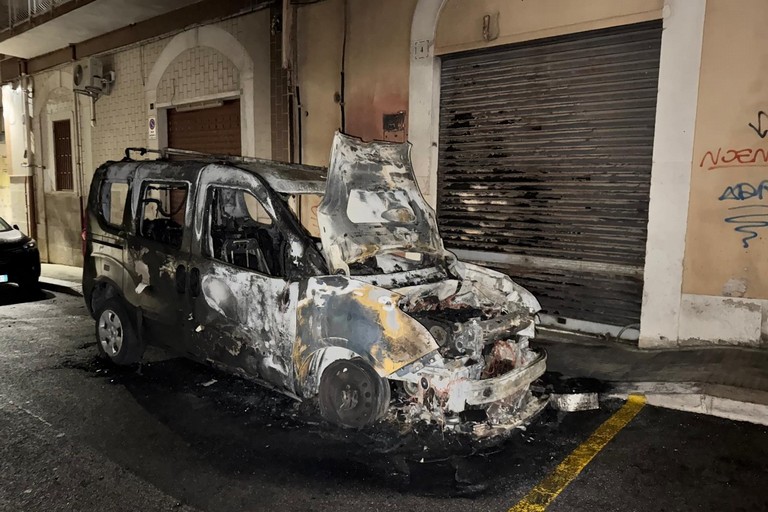 Il Fiat Doblò incendiato in via Rapisardi