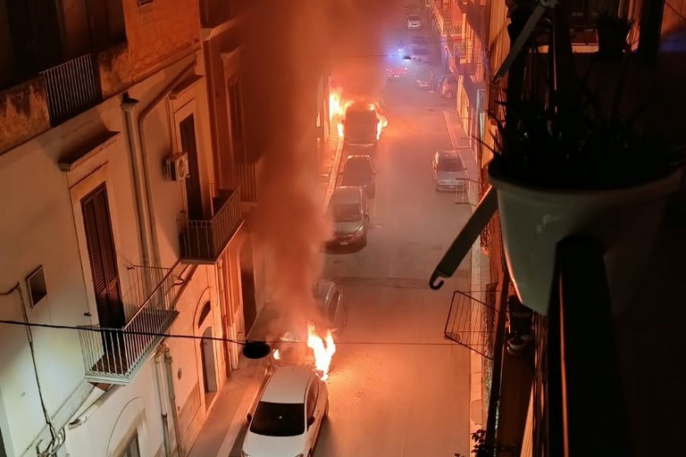 Gli incendi scoppiati in via Bovio
