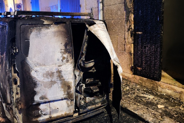 Incendio nella stessa strada: tre veicoli colpiti dalle fiamme in via Bovio