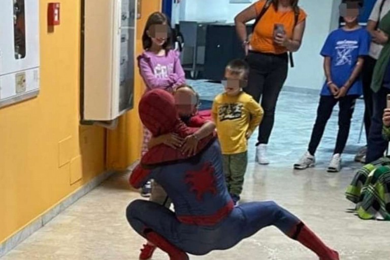 Spiderman abbraccia i pazienti del reparto pediatria