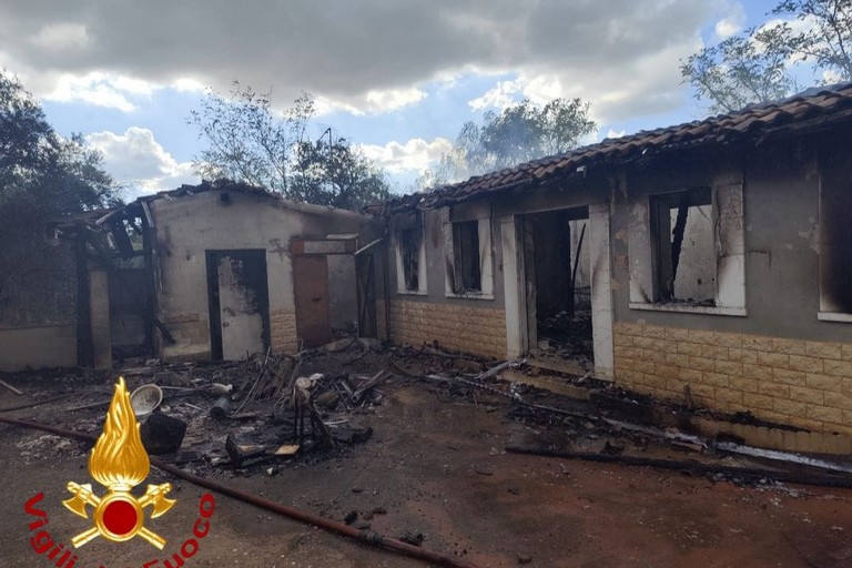 Incemdio in villa abbandonata di Corato