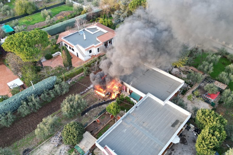 Incendio Villa Via San Magno Barletta Grumo. <span>Foto Vittorio Quinto</span>