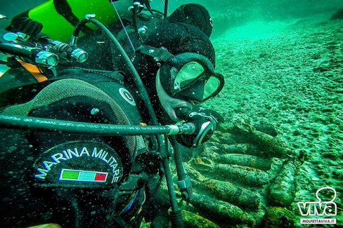 Le eccezionali immagini delle bombe del porto di Molfetta